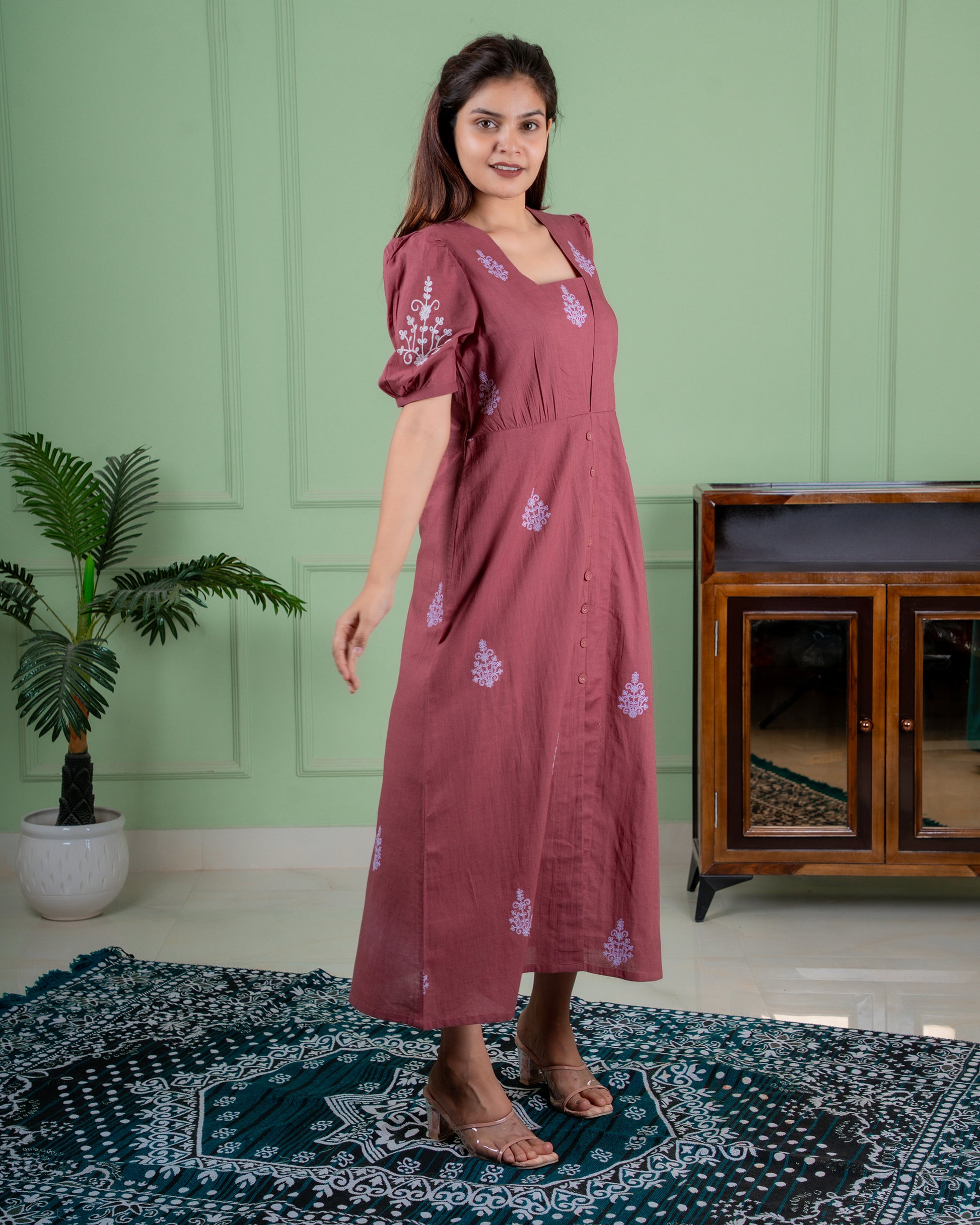 Embroidered cotton outfit crafted by artisans with fine detailing. Soft, breathable, and perfect for adding elegance to your conscious wardrobe.